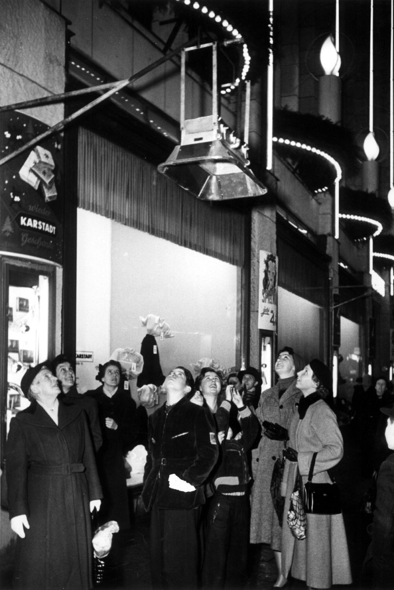 A kölni karácsonyi vásár látogatói megcsodálják a Schwank infravörös fűtőberendezéseket, 1960-as évek.
