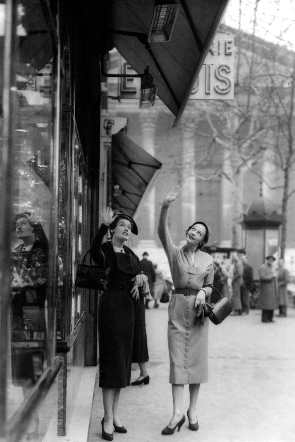 Két hölgy áll egy Schwank infravörös fűtőberendezés alatt a Rue Tronchet-en, Párizsban, 1948-ban.